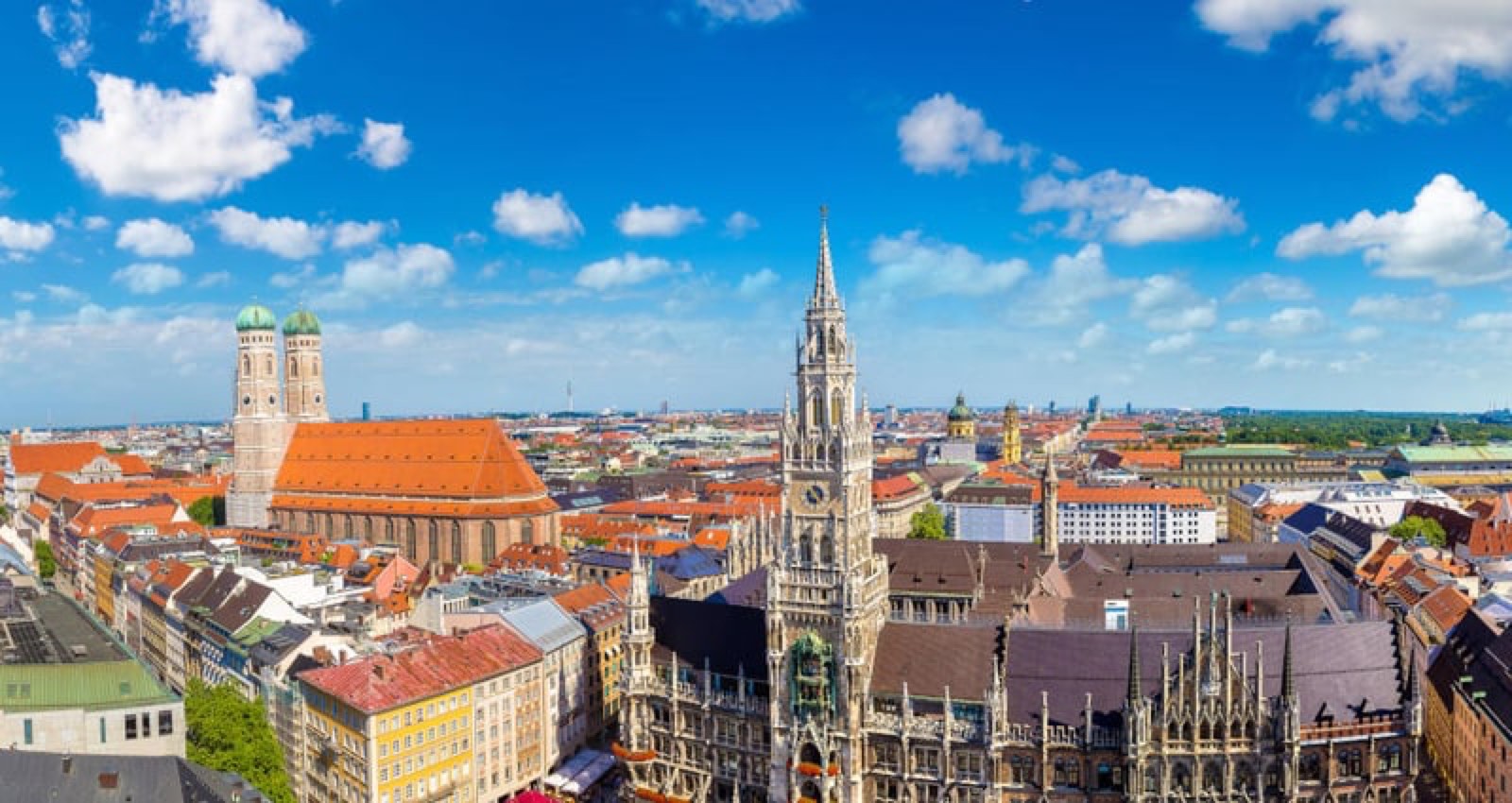 Stadtansicht von München mit Frauenkirche und Neuem Rathaus.
